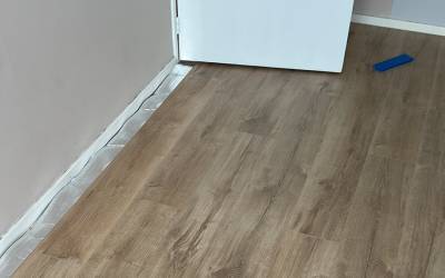 Polaganje laminata za hitro prenovo in sodoben videz tal