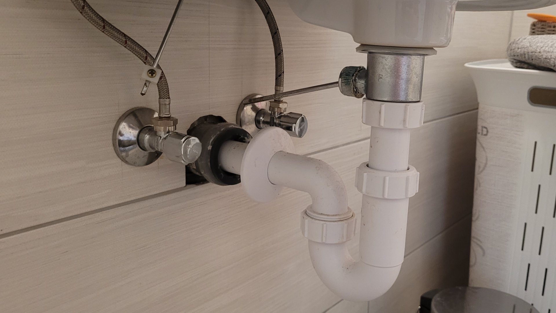 Hišna popravila - zamašen sifon umivalnika v kopalnici