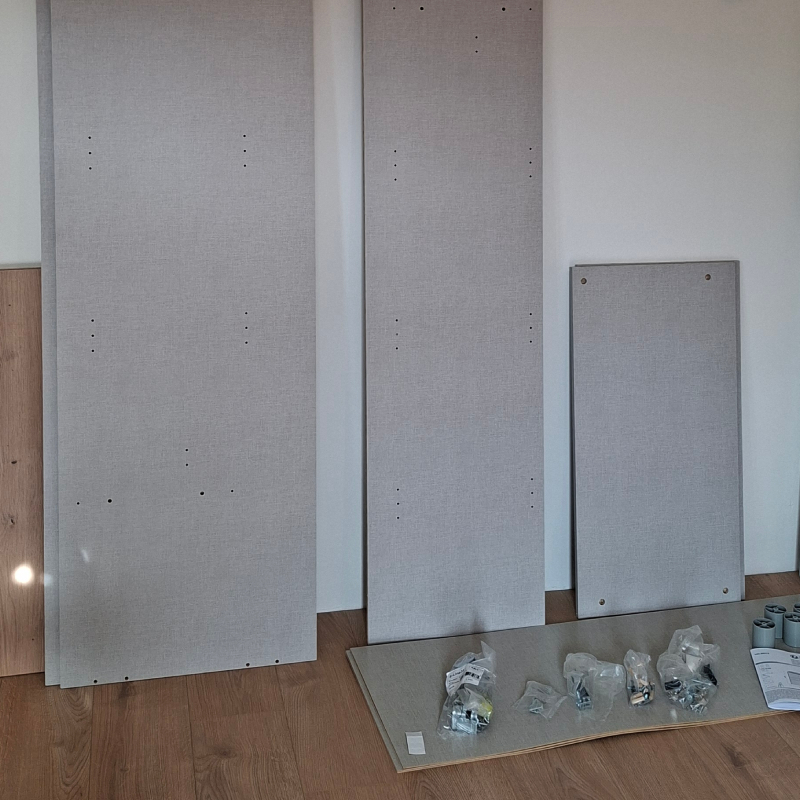 Momax omara z drsnimi vrati pred montažo