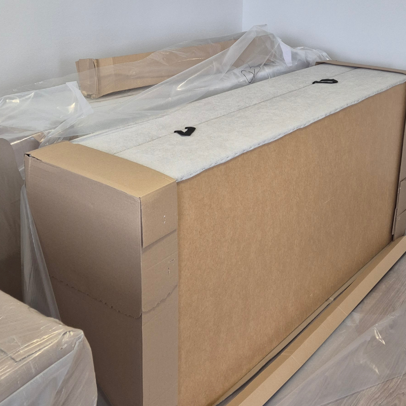 Harvey Norman postelja 200x180 v sivi barvi pred sestavo