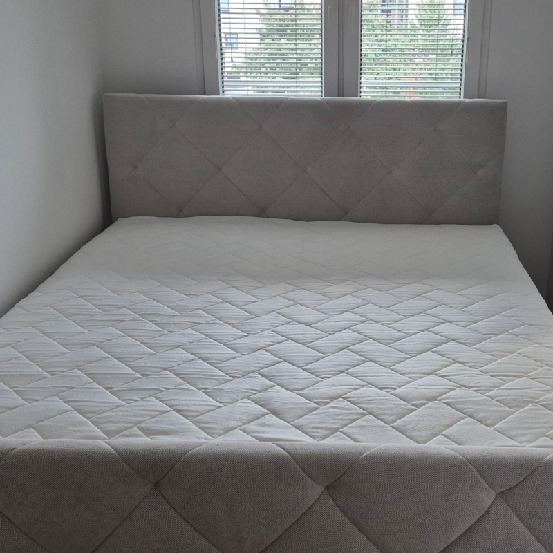 Harvey Norman postelja 200x180 v sivi barvi sestavljena