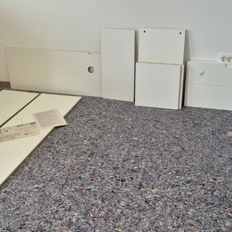 Harvey Norman polica za TV v beli barvi visoki sjaj pred sestavo