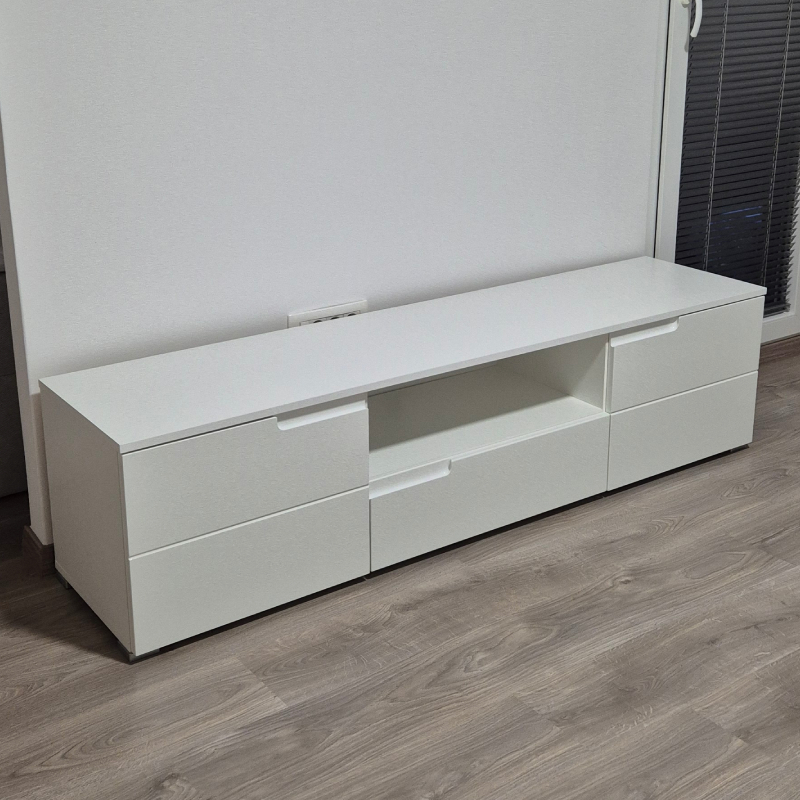 Harvey Norman polica za TV v beli barvi visoki sjaj sestavljena