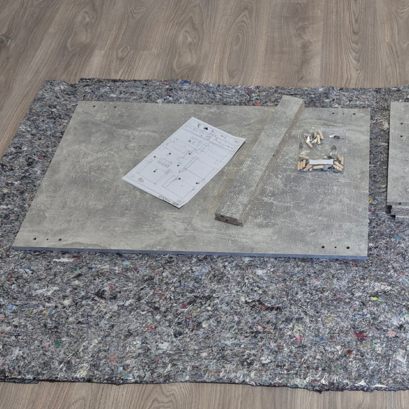 Lesnina klubska mizica v sivo beli barvi pred sestavo