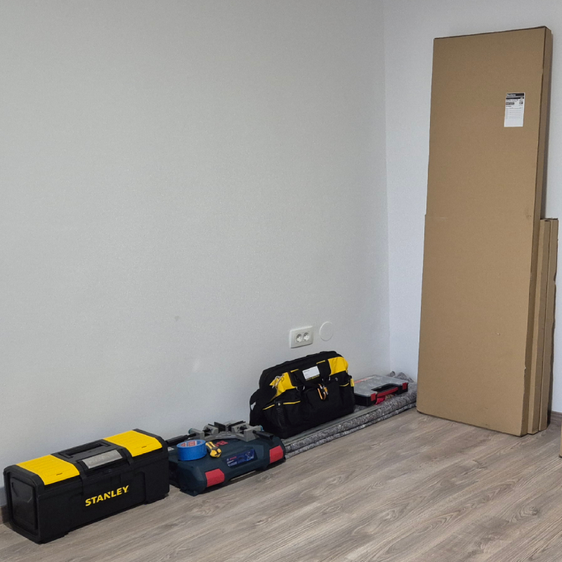 Garderobna omara v beli barvi Harvey Norman pred sestavo