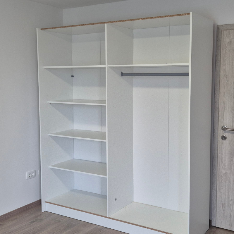 Garderobna omara v beli barvi Harvey Norman sestavljena