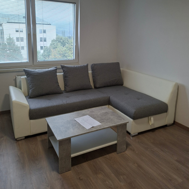 Kotna usnjena sedežna za dnevno sobo v beli barvi z sivimi blazinami sestavljena