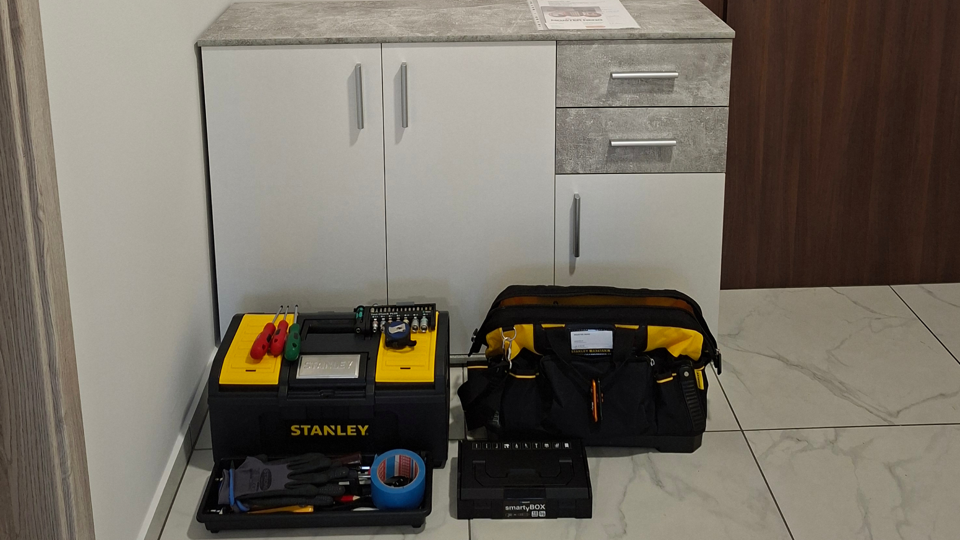 Montaža pohištva - sestavljena omara za čevlje bele barve v predsobi