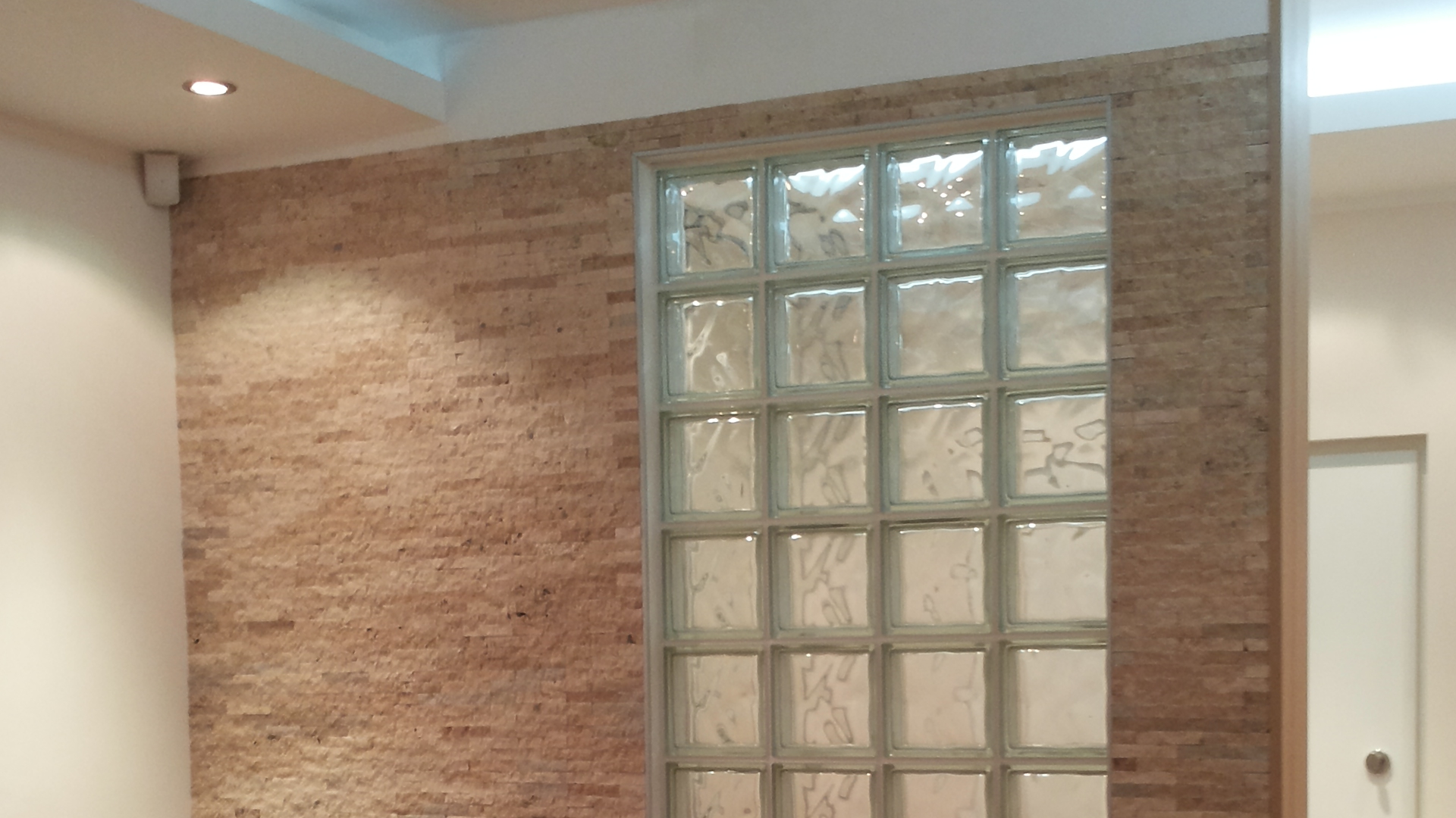 Polaganje kamna - predelna stena obložena z naravnim kamnom