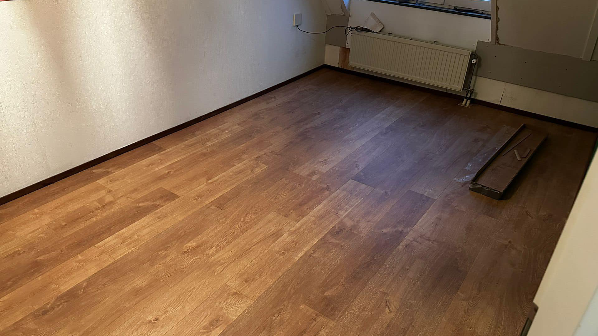 Polaganje laminata - položen laminat v otroški sobi