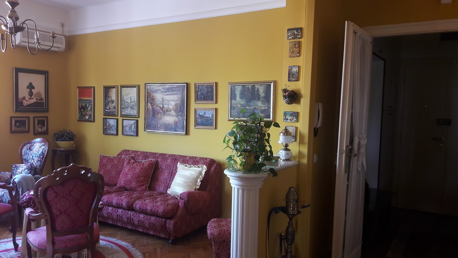 Pobarvane stene v dnevni sobi v zlato barvo