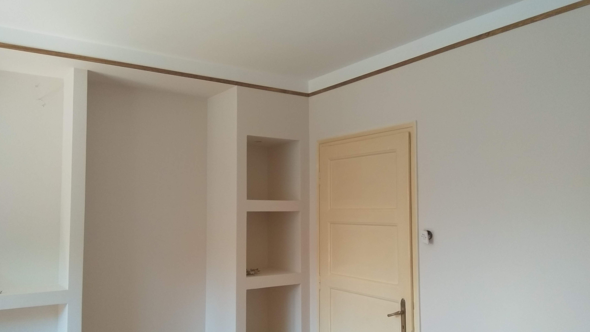 Suhomontažne police in suhomontažna niša pobarvano v barvo peska