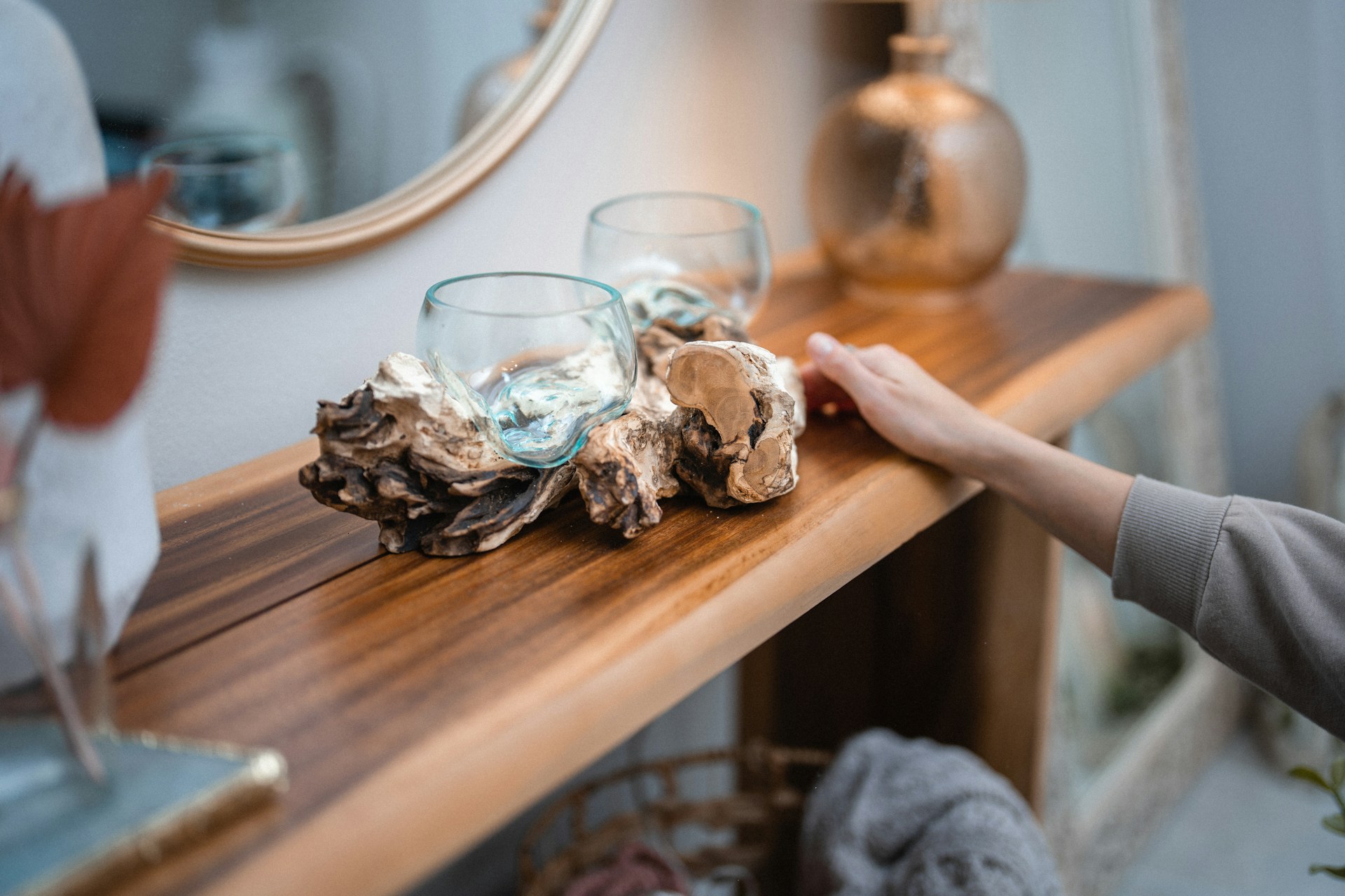 Unikatni stekleni posodi na kosu naravnega lesa kot dekoracija za boljše bivanje v domu