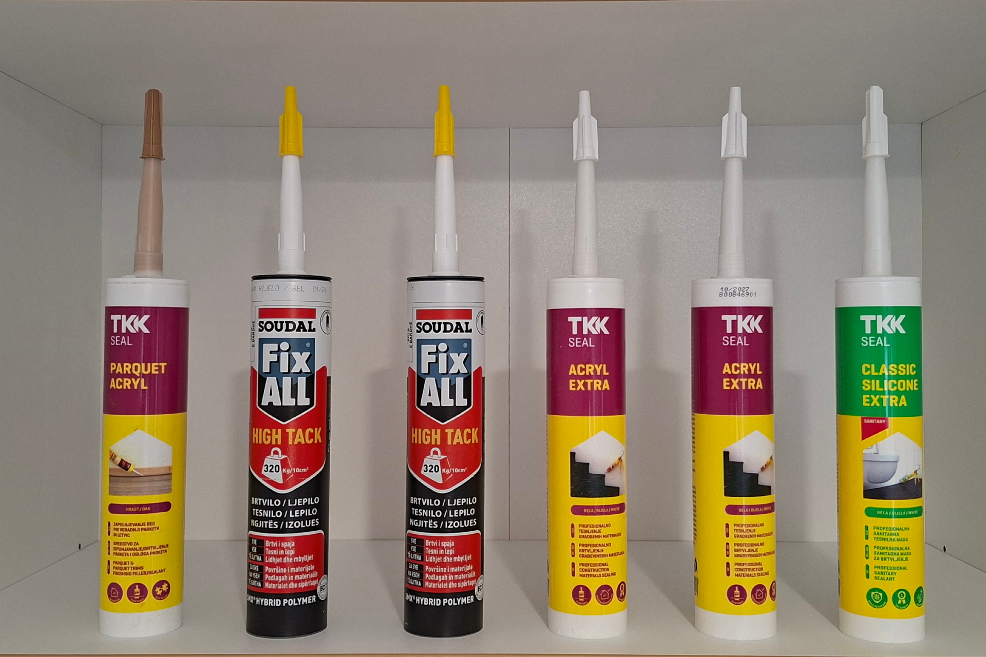 Silikoni in akrili za domača popravila: TKK Seal Parquet, Soudal Fix All in TKK Classic Silicone.