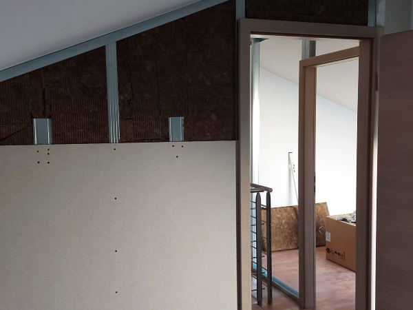 Prenova hiše začetek polaganja kamna na steno v dnevni sobi