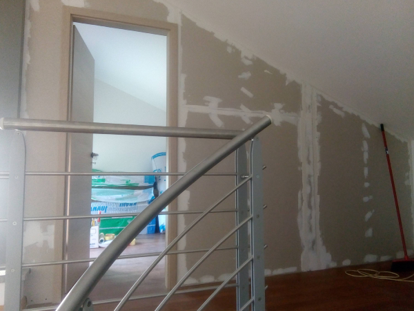 Prenova hiše zaključena suhomontažna dela za vgrajeno omaro in polico