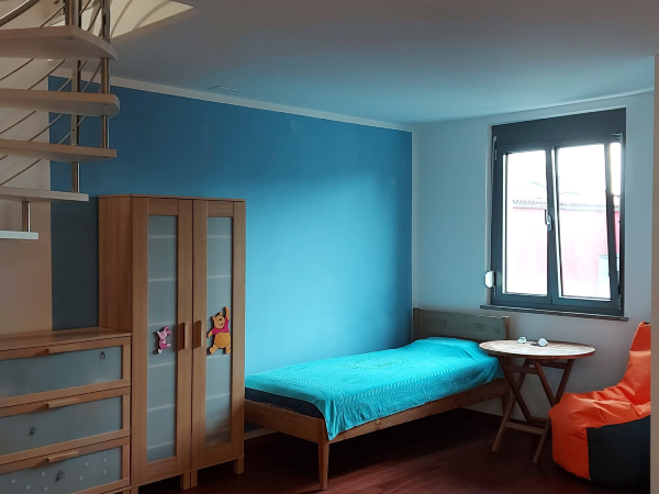 Prenova hiše naravni kamen na steni v dnevni sobi in vgrajena suhomontažna polica