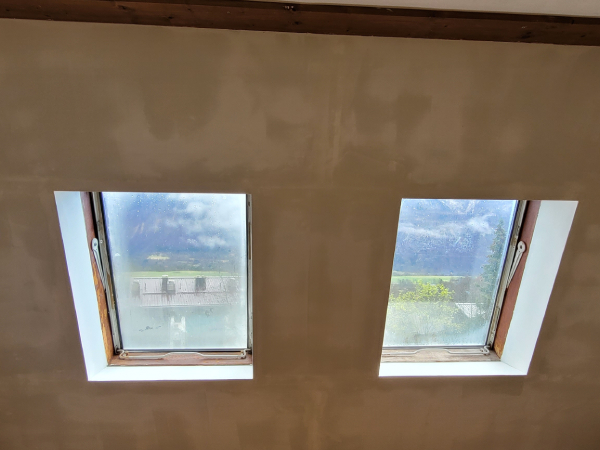 Popleskana stena v mansardi v belo barvo