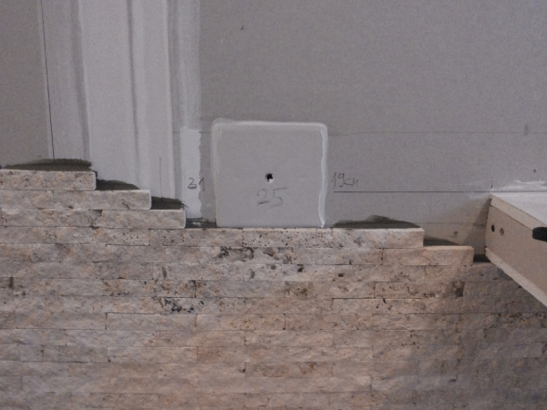 Prenova hiše začetek polaganja kamna na steno v dnevni sobi