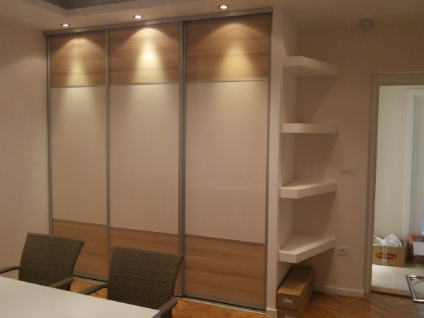 Prenova hiše zaključena suhomontažna dela za vgrajeno omaro in polico