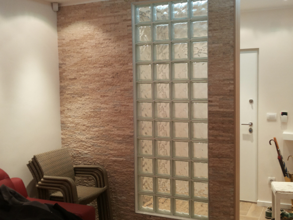 Prenova hiše zaključena predelna stena v dnevni sobi z stekleno prizmo