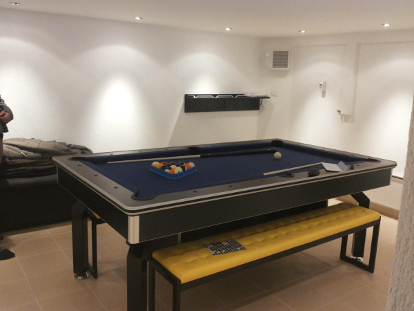 Prenova hiše prepleskana soba za bilijard