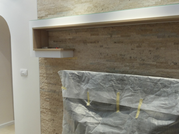 Prenova hiše naravni kamen na steni v dnevni sobi in vgrajena suhomontažna polica