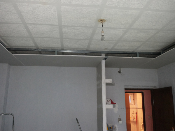 Prenova hiše suhomontažna dela spuščeni strop in police faza 2