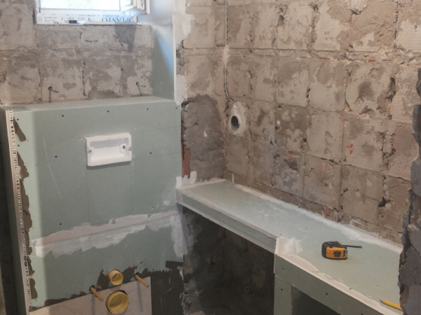 Prenova hiše suhomontažna dela vgrajeni geberit in polica za umivalnik