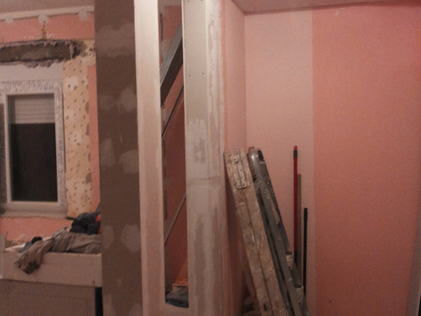 Prenova hiše suhomontažna dela spuščeni strop dnevna soba in predelna stena faza 2