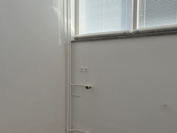 Popleskana stena v mansardi v belo barvo