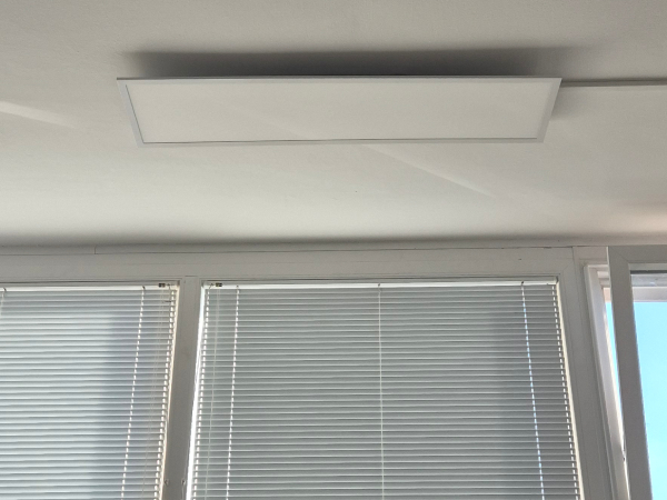 Popleskana stena v mansardi v belo barvo