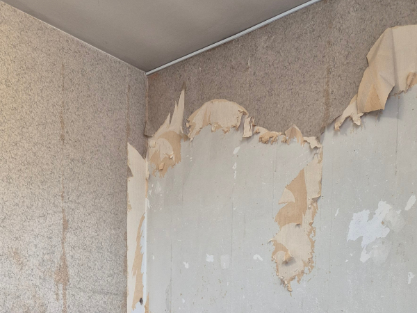 Odstranjevanje dotrajane izolacije v mansardi