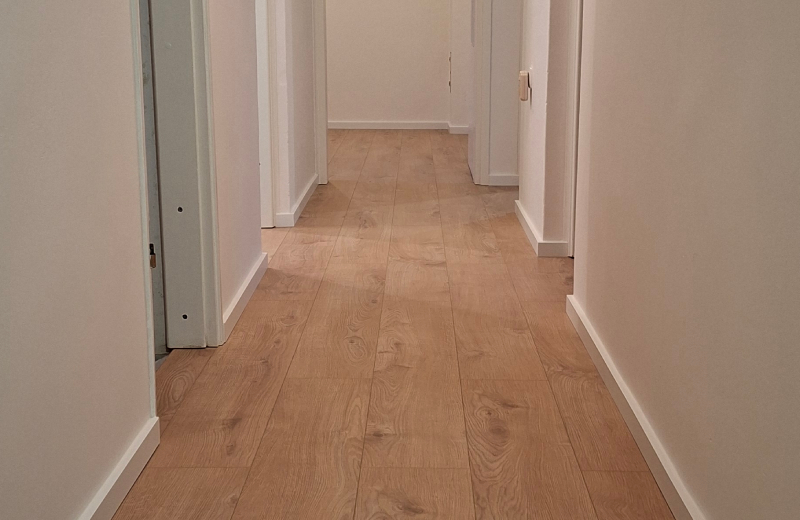 Položen laminat debeline 8mm in zaključne letvice v beli barvi